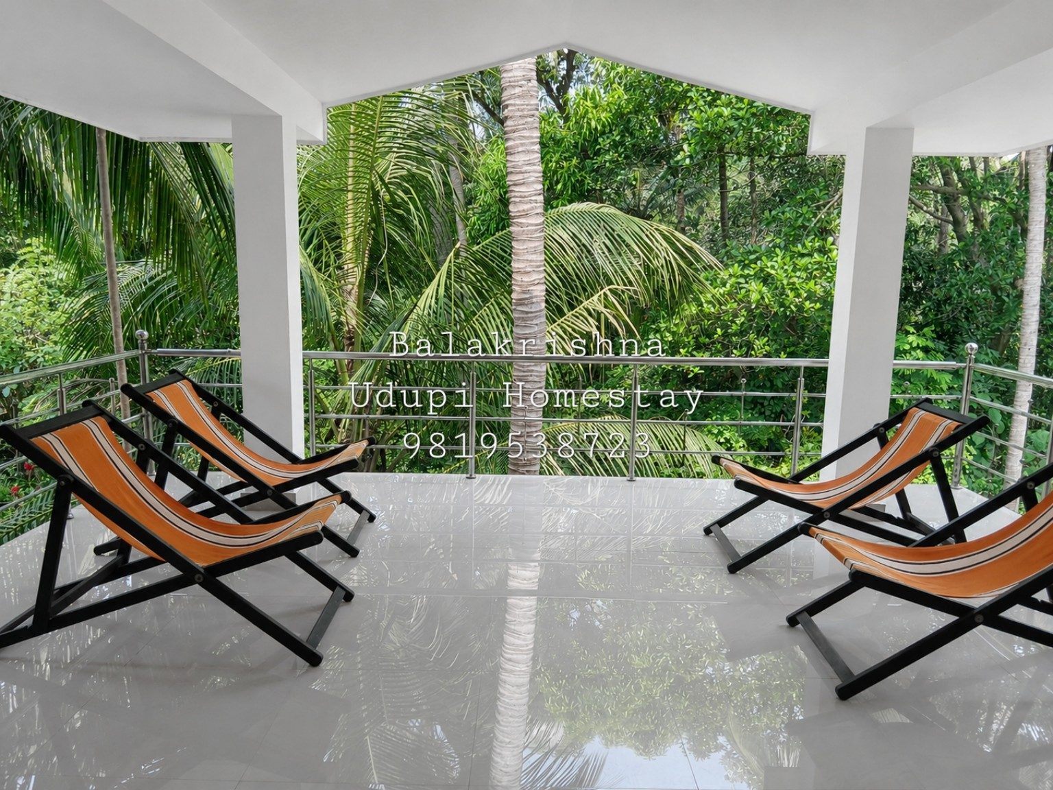 Open balcony with green view at Balakrishna Udupi Homestay in Udupi